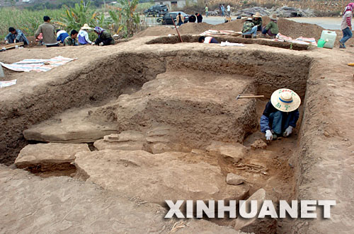 12月4日，廣西文物考古研究所工作人員在崇左市衝塘貝丘遺址發掘現場工作。     2007年10月以來，廣西文物考古研究所聯合崇左市文物局，對位於崇左市江州區太平鎮衝塘的新石器時代貝丘遺址進行搶救性考古發掘。考古人員掘進地表約1.6米，發現十多座史前墓葬。同時出土的還有石器、骨器、蚌器、裝飾品、碳化植物果核及大量的水生、陸生動物碎骨。據考古人員分析，衝塘遺址的文化應來自於邕江流域頂螄山，但地域文化差異比較明顯。年代初步推測距今6000年左右，為新石器時代中晚期。