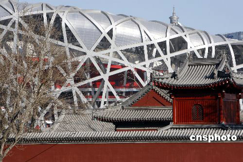 12月4日，北京奧運(yùn)會(huì)主會(huì)場(chǎng)“鳥(niǎo)巢”與附近的中國(guó)古代建筑相映成趣，宏偉的國(guó)家體育場(chǎng)和明代的娘娘廟讓現(xiàn)代與傳統(tǒng)完美結(jié)合。中新社發(fā) 杜洋 攝 