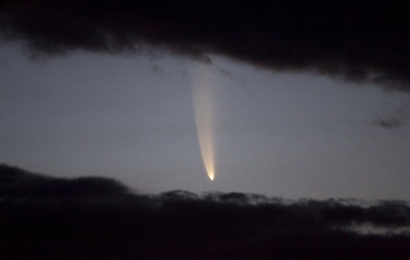 2007年1月18日，新西兰，麦克诺特慧星在云中划出一道缝隙飞越基督城上方。