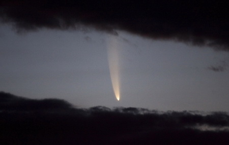 2007年1月18日，新西蘭，麥克諾特慧星在云中劃出一道縫隙飛越基督城上方。