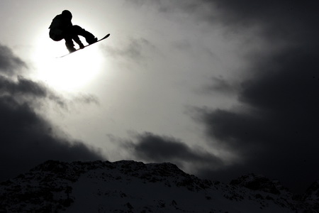 2007年1月18日，一名参赛者在FIS世界冠军赛资格赛期间奋力一跳。