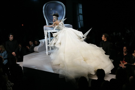 2007年1月22日，一名模特身穿英国设计师John Galliano设计的婚礼服。这是2007法国迪奥春夏女装展中的一部分。