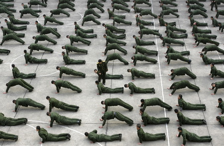 2007年1月24日，江苏省南京市，刚征召的新兵正在进行日常训练。