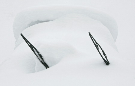 2007年1月24日，西班牙北部阿斯图里亚斯地区，一辆汽车挡风玻璃被大雪覆盖，仅露出两个雨刷。