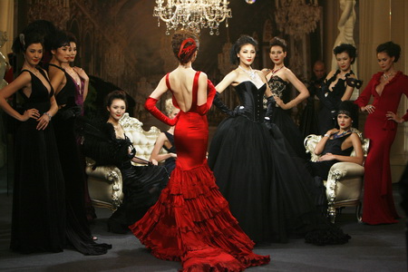 2007年1月26日，上海，模特们在一个私人晚宴上佩戴卡地亚珠宝进行展示。展示的珠宝总值超过2亿5000万人民币。