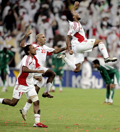 2007年1月27日，阿布扎比，阿联酋队员进球后跳起庆祝。第18届海湾杯足球赛半决赛阿联酋迎战沙特阿拉伯。