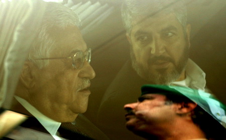 2007年2月7日，巴勒斯坦总统马哈茂德-阿巴斯和哈马斯领导人哈立德-马沙尔在麦加会谈后乘坐同一辆汽车离去。