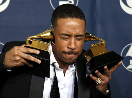 2007年2月11日，美国洛杉矶第49届葛莱美奖，说唱歌手Ludacris在后台用他的最佳说唱歌曲奖'Money Maker' 和最佳说唱专辑'Release Therapy'两个奖杯摆出各种姿势。