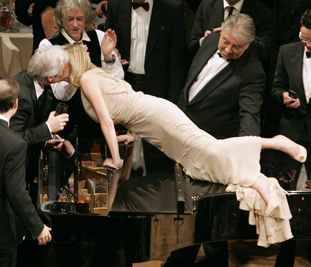 2007年2月12日，在柏林国际电影节上，美国影星理查-基尔亲吻好莱坞女星莎朗-斯通