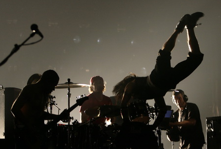 2007年2月14日，伦敦伯爵府剧场，红辣椒乐队在全英音乐奖现场演出。