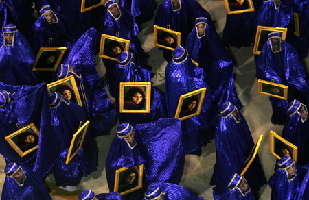 2009年2月19日，巴西里约热内卢嘉年华，当地桑巴舞学校上街游行互相竞争比赛。