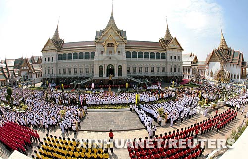 12月5日，人们聚集在泰国首都曼谷市中心的大王宫院内，聆听泰国国王普密蓬·阿杜德的讲话。新华社/路透