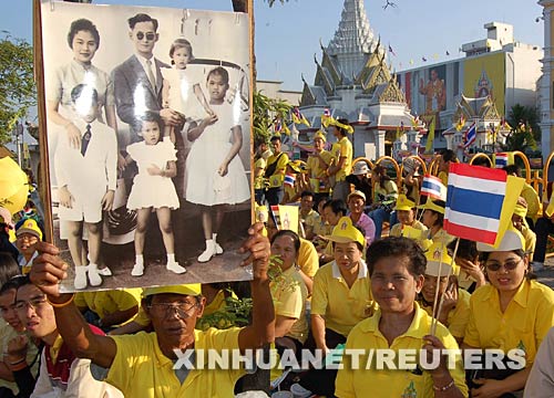 12月5日，人们在泰国首都曼谷庆祝泰国国王普密蓬·阿杜德80岁生日。新华社/路透