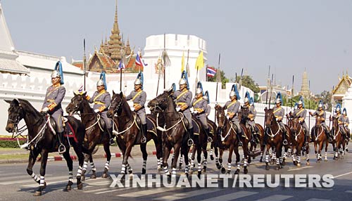 12月5日，泰國皇家騎兵在首都曼谷市中心的大王宮外參加國王普密蓬·阿杜德生日慶祝活動。新華社/路透