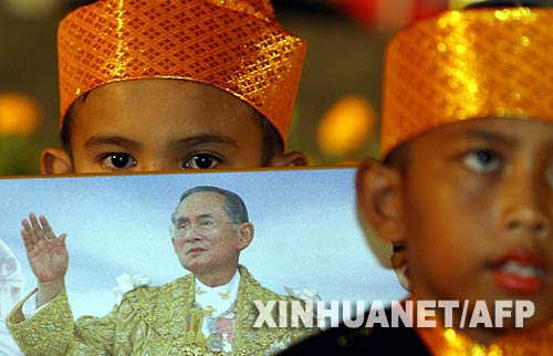 12月5日，兩名男孩在泰國那拉提瓦府慶祝泰國國王普密蓬·阿杜德80歲生日。新華社/法新