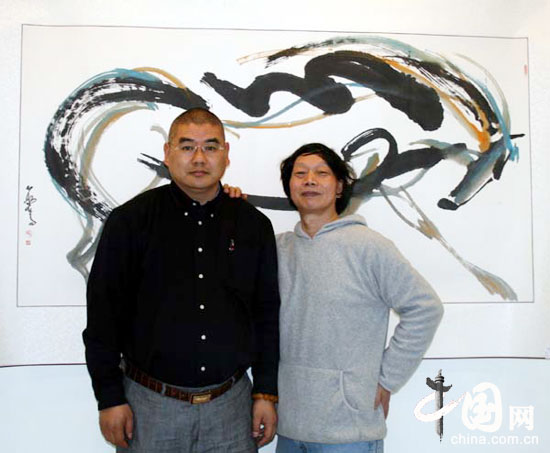 何远鸣先生(右)与策展人龙定海