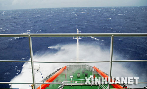 11月19日，“雪龙”号极地科学考察船在菲律宾以东的西北太平洋台风生成区经历6-7级大风。