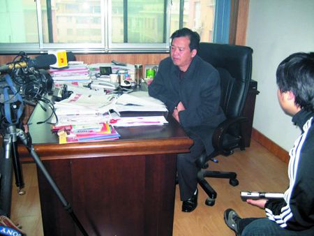 甘肃福彩中心副主任于振海接受记者采访
