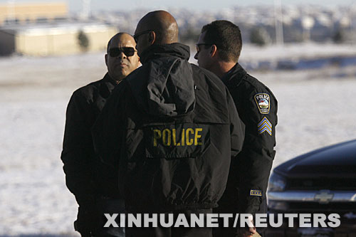 12月9日，幾名警察在美國科羅拉多斯普林斯一所教堂外的停車場附近警戒。