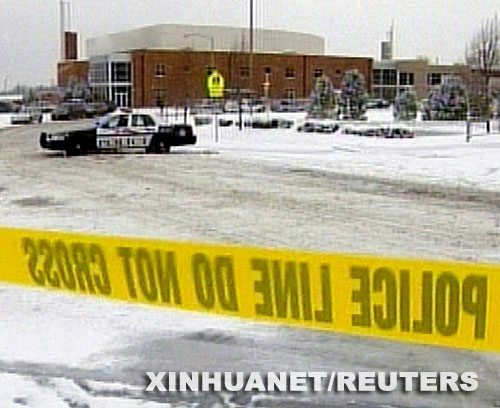這張12月9日的電視畫面顯示一輛警車停在發生槍擊事件的美國丹佛市郊區基督教青年培訓中心外。