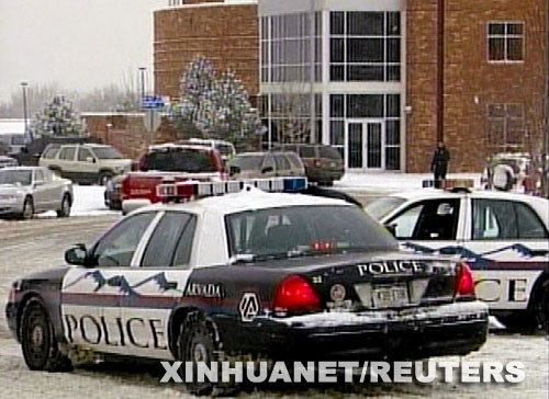  這張12月9日的電視畫面顯示兩輛警車停在發生槍擊事件的美國丹佛市郊區基督教青年培訓中心外。