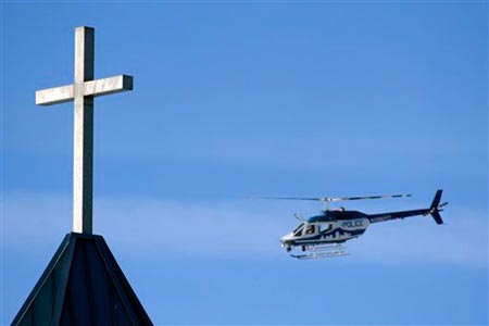 12月9日，一架警方霹靂小組的直升機在新生教堂上空巡邏。