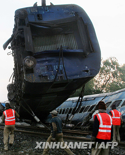 12月10日，救援人员在印度西里古里附近的火车脱轨事故现场忙碌。据印度铁路部门官员称，一列由高哈蒂开往新德里的列车9日晚在距西里古里39公里处发生脱轨事故，造成至少1人死亡，另有49人受伤。 新华社/法新