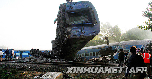 12月10日，救援人员在印度西里古里附近的火车脱轨事故现场忙碌。新华社/法新