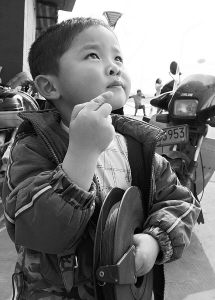 2006年3月17日,湖南常德孩子在放风筝。潘敬林摄 