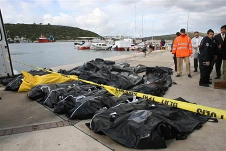 被发现的遇难者尸体停放在港口。