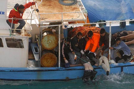 12月10日，土耳其海岸警卫队在爱琴海打捞遇难的偷渡移民。