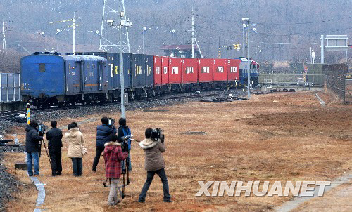 12月11日，货运列车驶出韩国汶山站，前往朝鲜板门站。新华社发（纽西斯通讯社）
