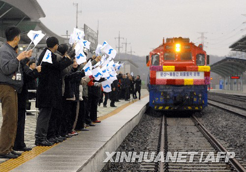 12月11日，在南韓汶山的都羅山車站，駛向朝鮮的貨運列車出發。新華社/法新