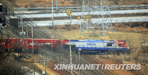 12月11日，從南韓汶山站開往朝鮮板門站的貨運列車通過韓朝軍事分界線。新華社/路透