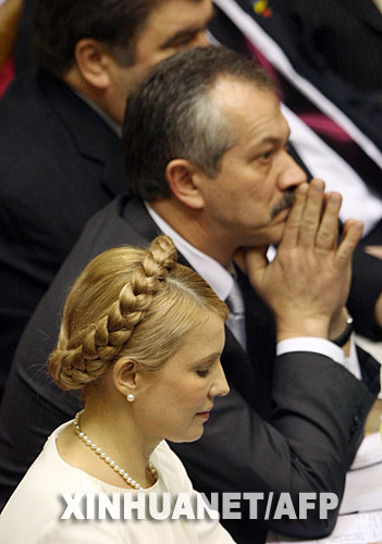12月11日，乌克兰季莫申科联盟领导人尤利娅·季莫申科（前）在首都基辅出席议会会议。被提名为乌克兰总理的尤利娅·季莫申科当日以一票之差未能获得议会表决通过。