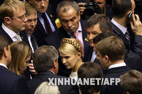 12月11日，乌克兰季莫申科联盟领导人尤利娅·季莫申科（中）在议会里与季莫申科联盟成员交谈。被提名为乌克兰总理的尤利娅·季莫申科当日以一票之差未能获得议会表决通过。