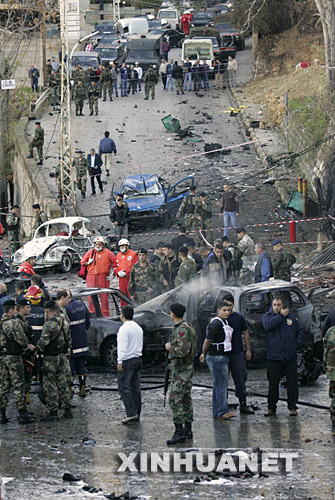 12月12日，救援人員在黎巴嫩首都貝魯特東部小城巴卜達的爆炸現場工作。 黎巴嫩軍方12日證實，巴卜達當天發生炸彈爆炸事件，至少3人死亡，多人受傷。死者中包括黎軍司令候選人哈吉准將。 新華社發