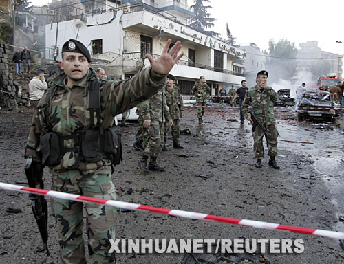 12月12日，一些士兵在黎巴嫩首都貝魯特東部小城巴卜達的爆炸現場警戒。新華社/路透