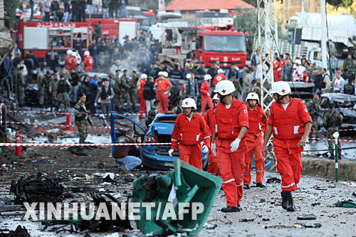 12月12日，救援人員在黎巴嫩首都貝魯特東部小城巴卜達的爆炸現場工作。新華社/法新