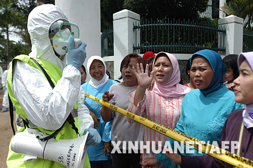 12月12日，在印度尼西亞唐格朗進行的禽流感防控演習中，防疫人員向群眾介紹禽流感防控知識。新華社/法新