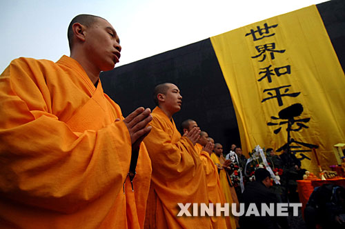 12月13日，中國(guó)僧人在“世界和平法會(huì)”上誦經(jīng)。 