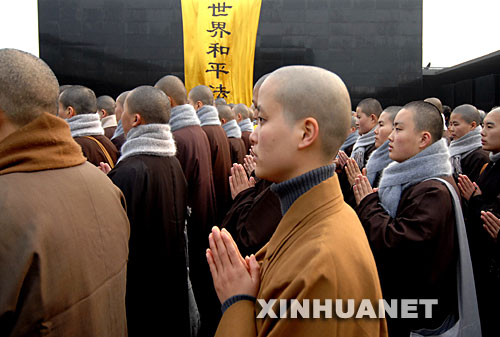 12月13日，中國(guó)僧人在“世界和平法會(huì)”上誦經(jīng)。