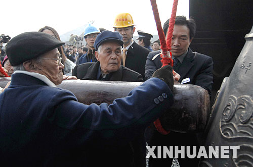 12月13日，南京大屠殺幸存者代表和市民代表在敲響和平大鐘。     當(dāng)日上午10時，凄厲的警報聲響徹南京城上空。中央和國家有關(guān)部門、江蘇省暨南京市各界代表，以及海內(nèi)外和平友好人士近8000人，在侵華日軍南京大屠殺遇難同胞紀(jì)念館集會廣場，隆重舉行悼念侵華日軍南京大屠殺30萬同胞遇難70周年暨侵華日軍南京大屠殺遇難同胞紀(jì)念館擴(kuò)建工程竣工儀式。 新華社記者 韓瑜慶 攝 