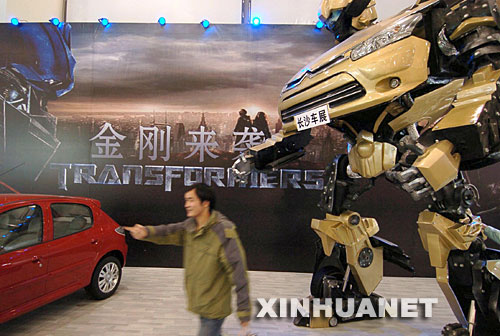 “变形金刚”机器人在车展中亮相（12月13日）。     12月13日，第三届中国（长沙）国际汽车博览会在湖南长沙国际会展中心开幕，共有220余家参展商参加此次车展。 