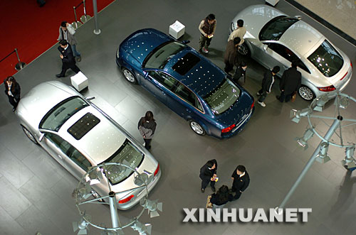 12月13日，觀眾在參觀車展。     當日，第三屆中國（長沙）國際汽車博覽會在湖南長沙國際會展中心開幕，共有220余家參展商參加此次車展。     
