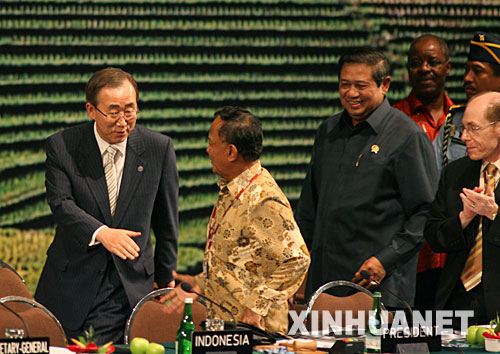 12月15日，在印度尼西亚巴厘岛国际会议中心举行的联合国气候变化大会最后一天的会议上，联合国秘书长潘基文（左一）与印尼环境国务部长、《联合国气候变化框架公约》缔约方第十三次会议主席拉赫马特·维图拉尔握手。