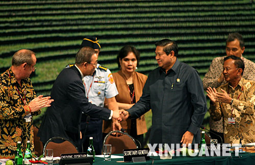 12月15日，在印度尼西亚巴厘岛国际会议中心举行的联合国气候变化大会最后一天的会议上，联合国秘书长潘基文（左二）与印尼总统苏西洛握手。当天，联合国气候变化大会通过一项计划，决定就应对气候变化问题新的安排举行谈判，从而制订了世人关注的应对气候变化的“巴厘岛路线图”。 新华社记者刘宇摄 