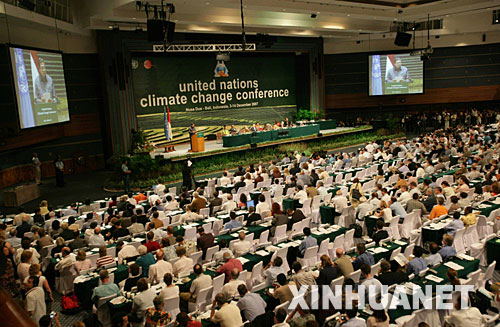  12月15日，联合国气候变化大会最后一天的会议在印度尼西亚巴厘岛国际会议中心举行。联合国气候变化大会当日通过一项计划，决定在2009年前就应对气候变化问题新的安排举行谈判，从而制订了世人关注的应对气候变化的“巴厘岛路线图”。 新华社记者刘宇摄　 