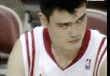姚明目睹惨败黯然伤神 眼眶发红满含泪水(组图)