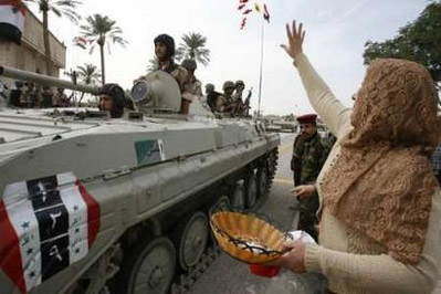 驻伊英军向伊拉克移交巴士拉省防务(组图)